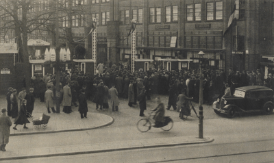 300315 Afbeelding van de drukte bij de ingang van de Jaarbeurs (Vredenburg) tijdens de 40e Jaarbeurs.